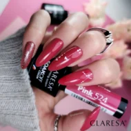 Malinowa-roz-na-dlugich-paznokciach